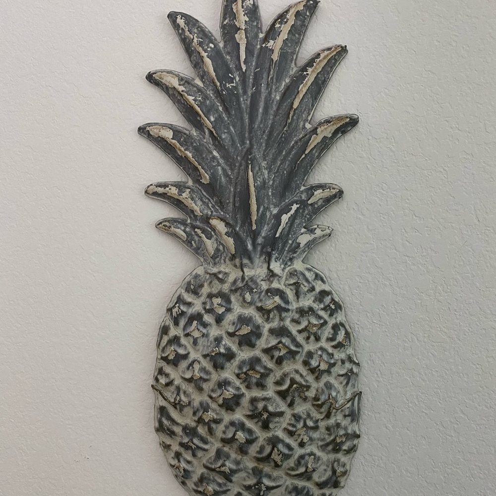 Distressed wall pineapple